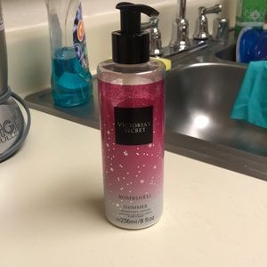 💕Victoria’s Secret 💕Bombshell shimmer lotion, almost full, 236 ml/8oz. 💖